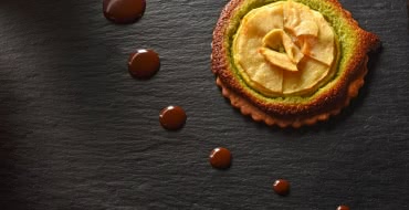 Photo Tarte aux pommes, frangipane à la pistache, crème au chocolat - Jean-Marc Pourcher, restaurant le Domaine de La Siarre, Sermentizon (63)