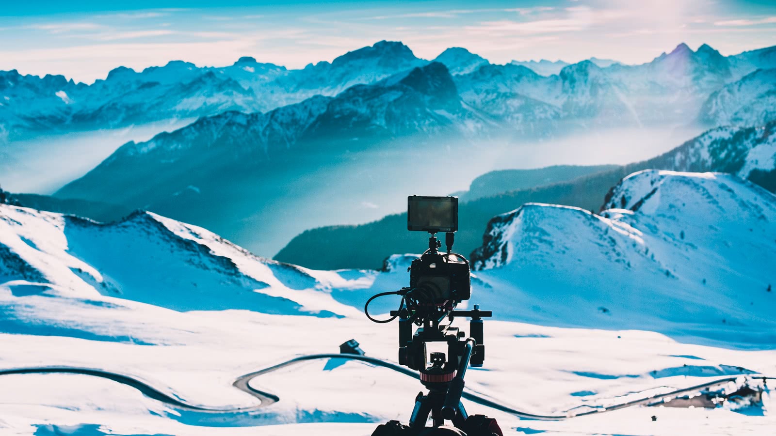 Photo d'une caméra face à la montagne