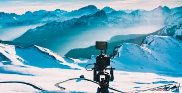 Photo d'une caméra face à la montagne