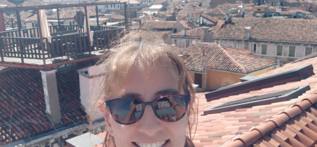 Emmanuelle Roch et les toits de la ville d'Annecy