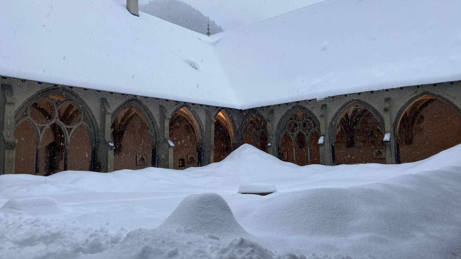 Cloître de l'Abbaye d'Adondance neige