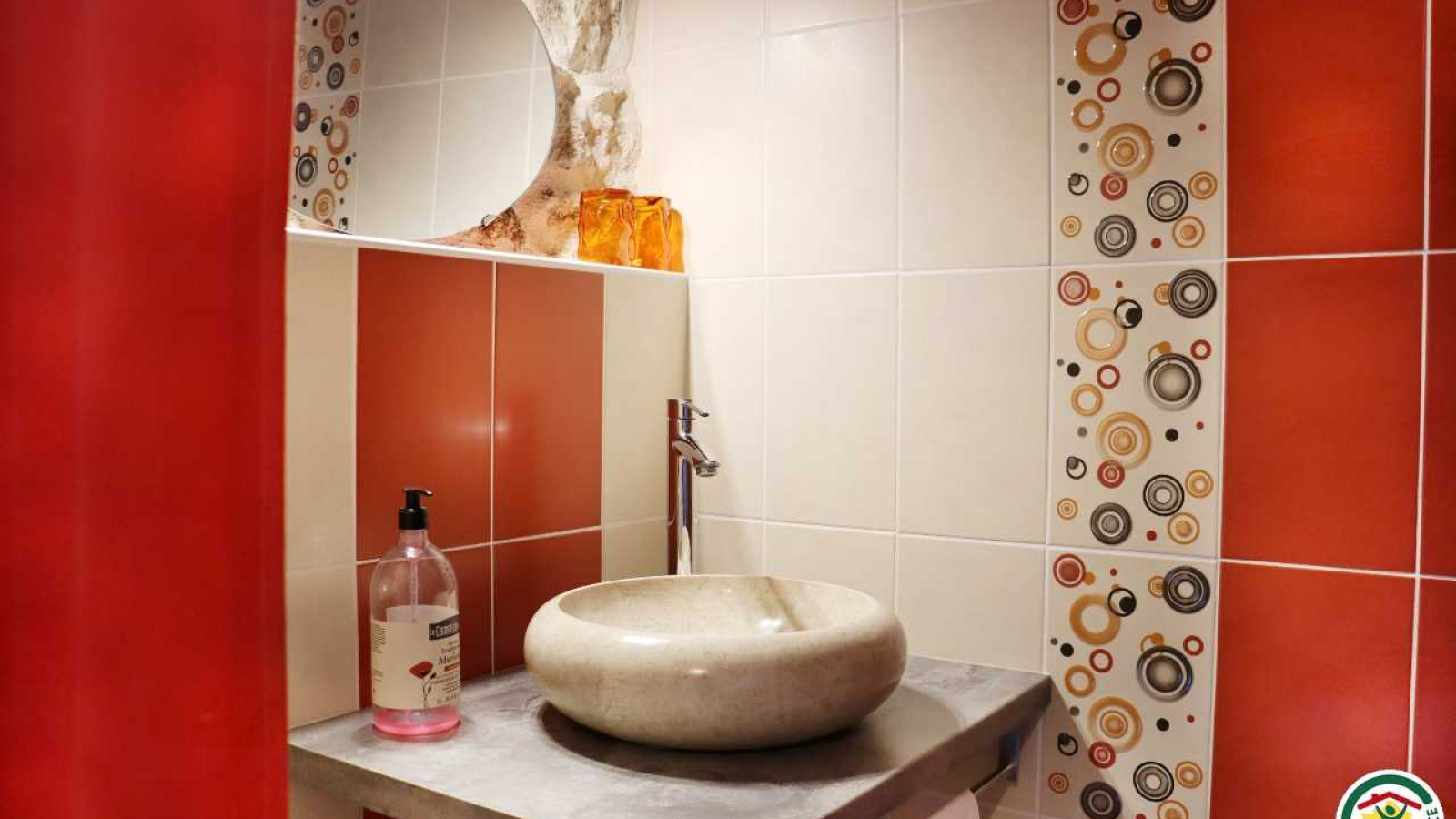 chambre autour du thème et des couleurs de l'abricot. 2x80x200 ou 1x160x200, douche, wc indépendant