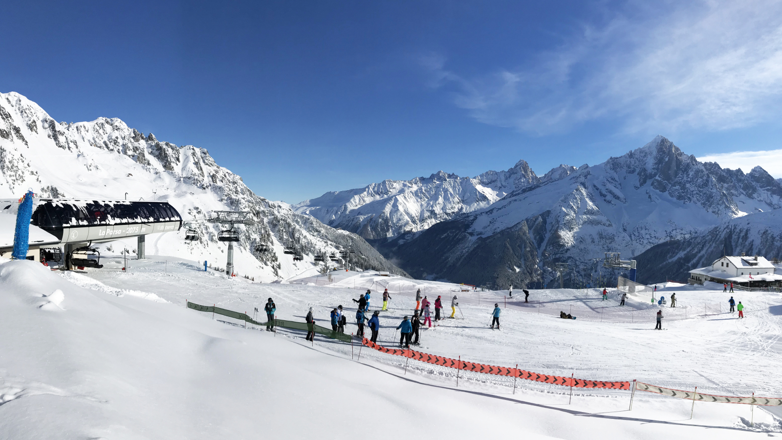 Vue sur piste de ski et télésiège de la Parso