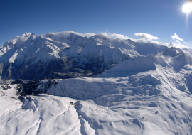 Le domaine skiable des Contamines vu du ciel, et le panorama sur la chaine du Mont-Blanc