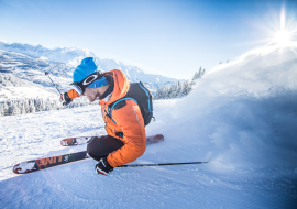 Skieur en hors-pistes sur le Christomet - versant Jaillet à Megève avec vue sur le Mont-Blanc