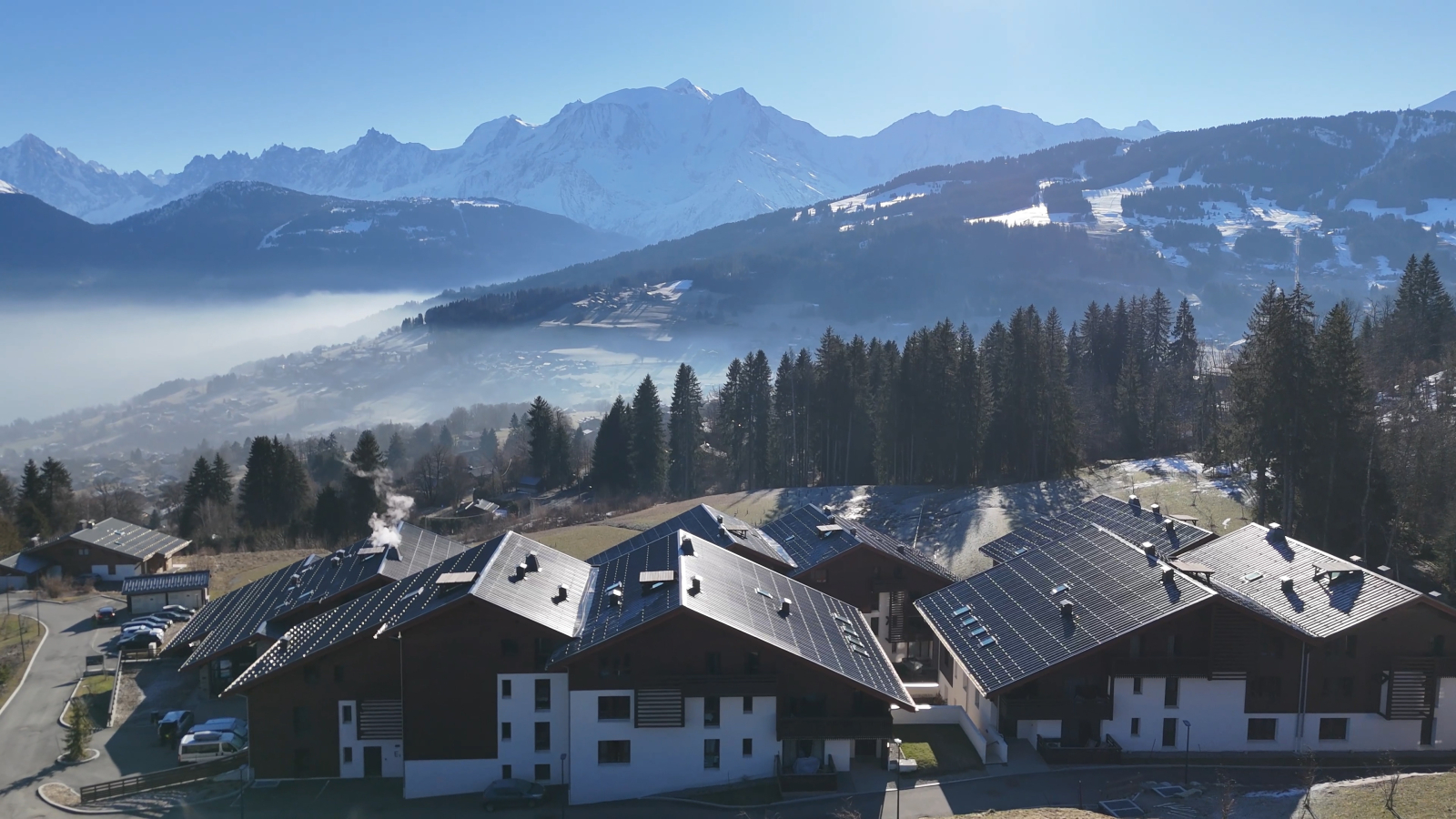 bâtiments et vue Mont-Blanc en hiver