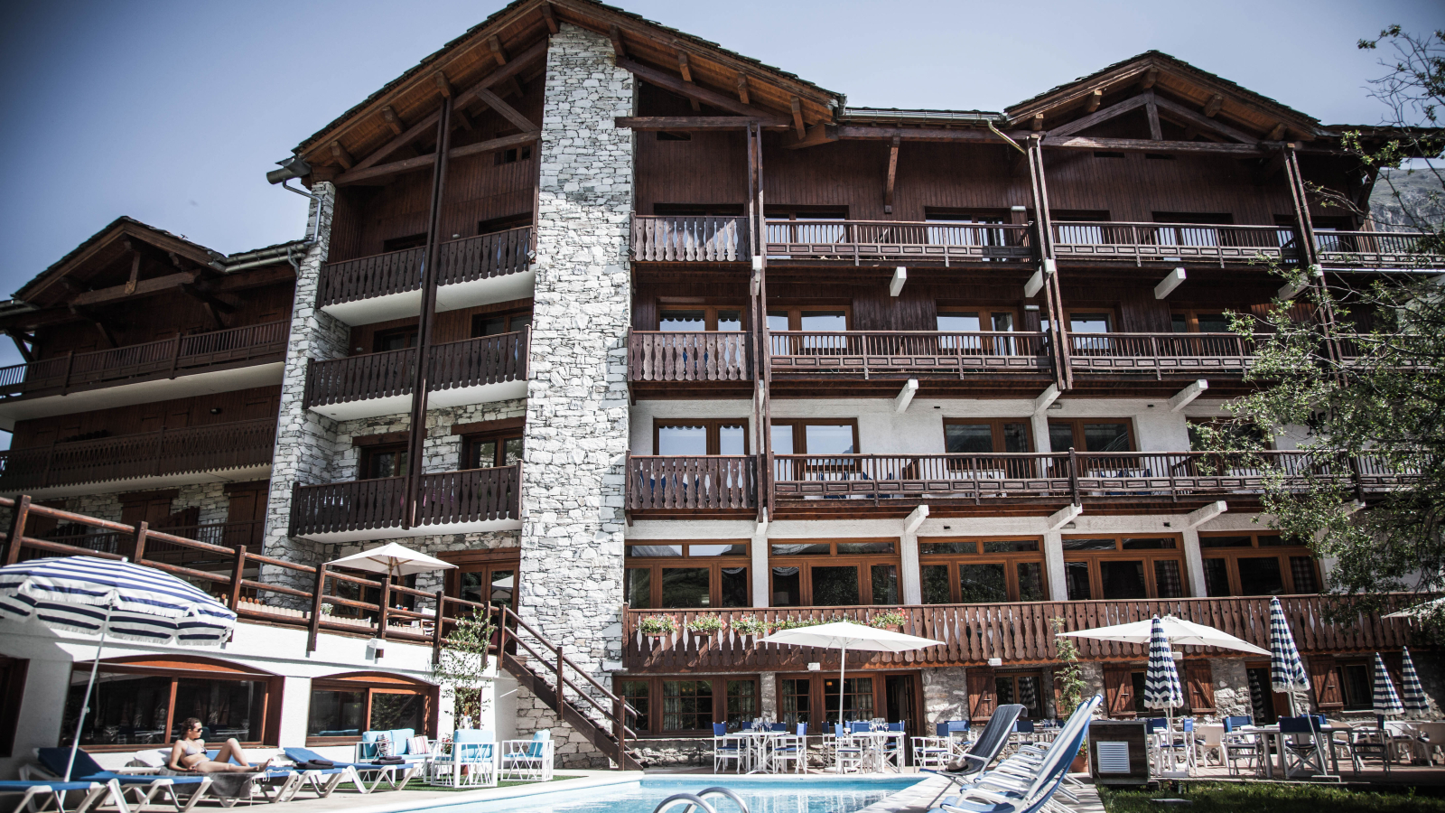 Devanture extérieur avec piscine été - Hôtel Altitude Val d'Isère