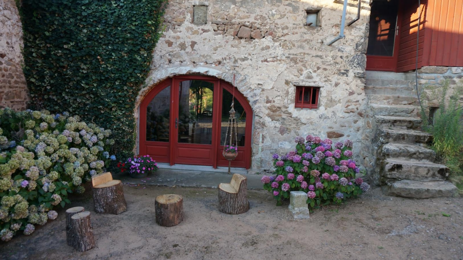 Chambres d'hôtes de 'La Ferme du Thiollet' à MONTROMANT (Rhône-Monts du Lyonnais).

