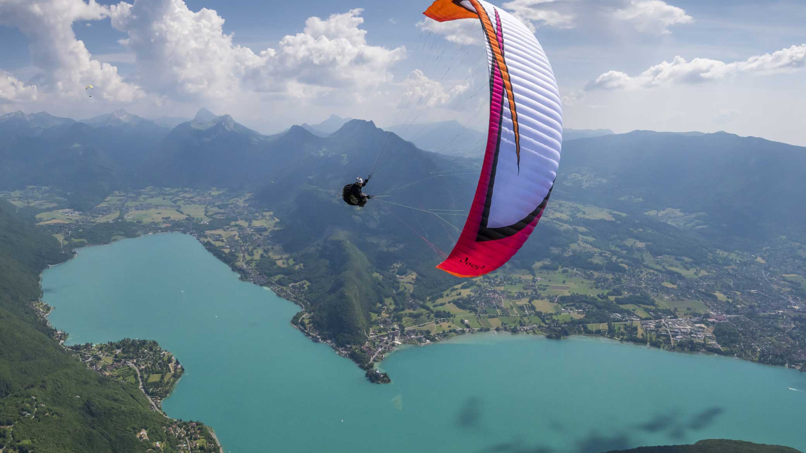 Vol en parapente au dessus du lac Annecy