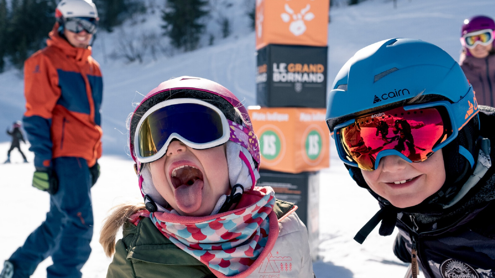 Enfants s'amusant et grimaçant sur les espaces débutants du domaine de ski alpin du Grand-Bornand
