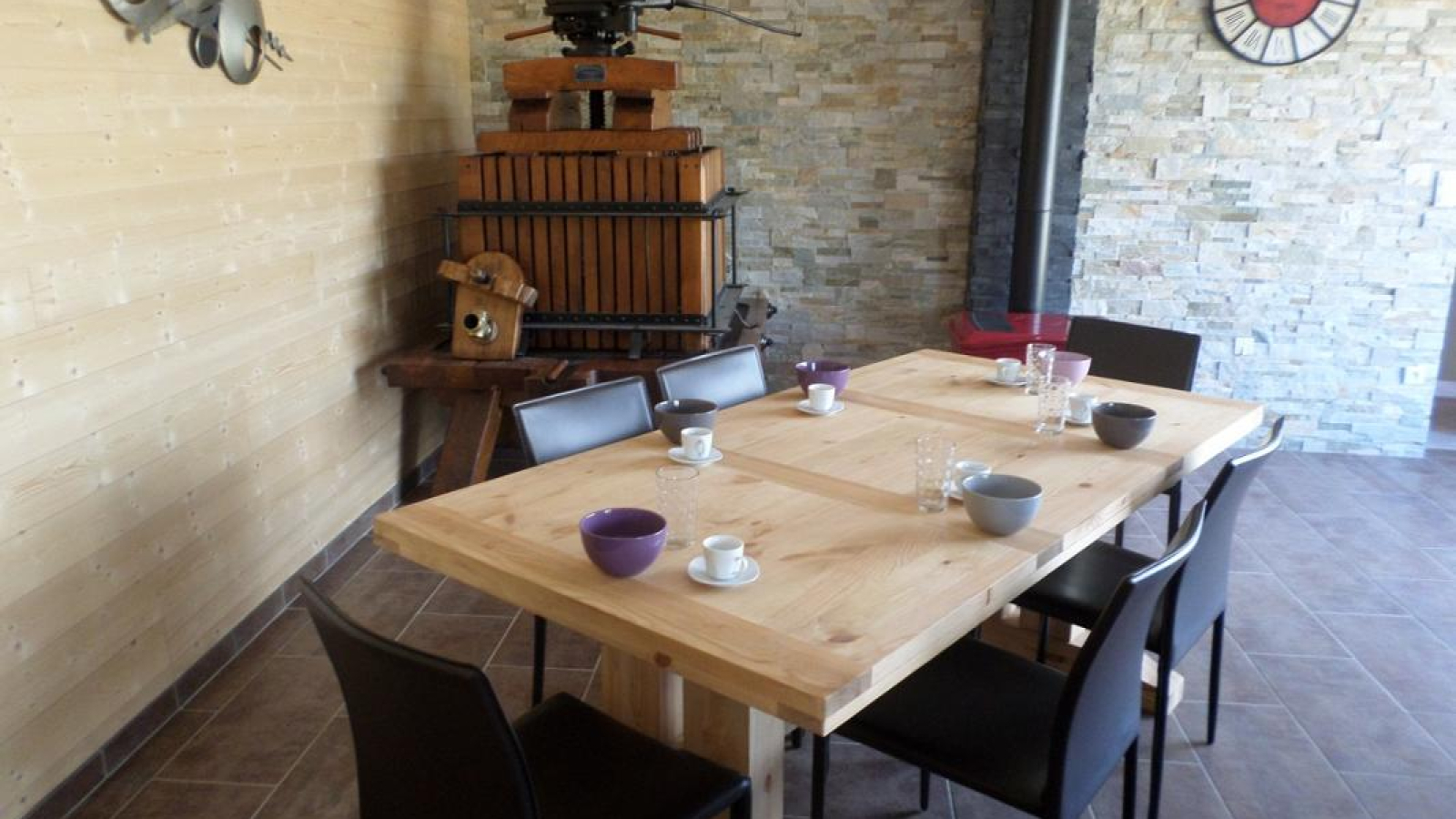 Gîte de l'Artisan-Vigneron à Fleurie (Rhône - Beaujolais des crus - vignoble) : table dans la pièce de jour.
