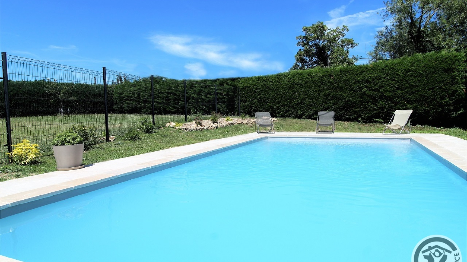 Grand gîte 'Les Capréoles' à Régnié-Durette (Rhône - Beaujolais vignobles) : grande piscine commune - saison 2023.