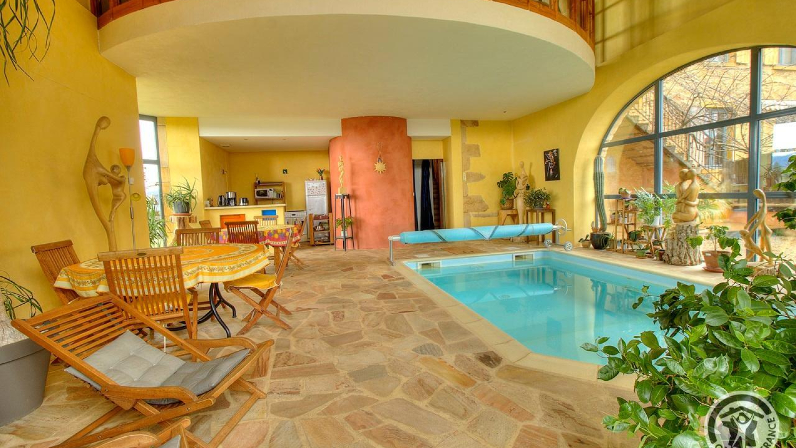 Chambres d'Hôtes 'L'Orée du Paradis', avec piscine intérieure, à St Laurent d'Oingt/Val d'Oingt, dans le Beaujolais - Rhône : la salle au rez-de-chaussée avec piscine.
