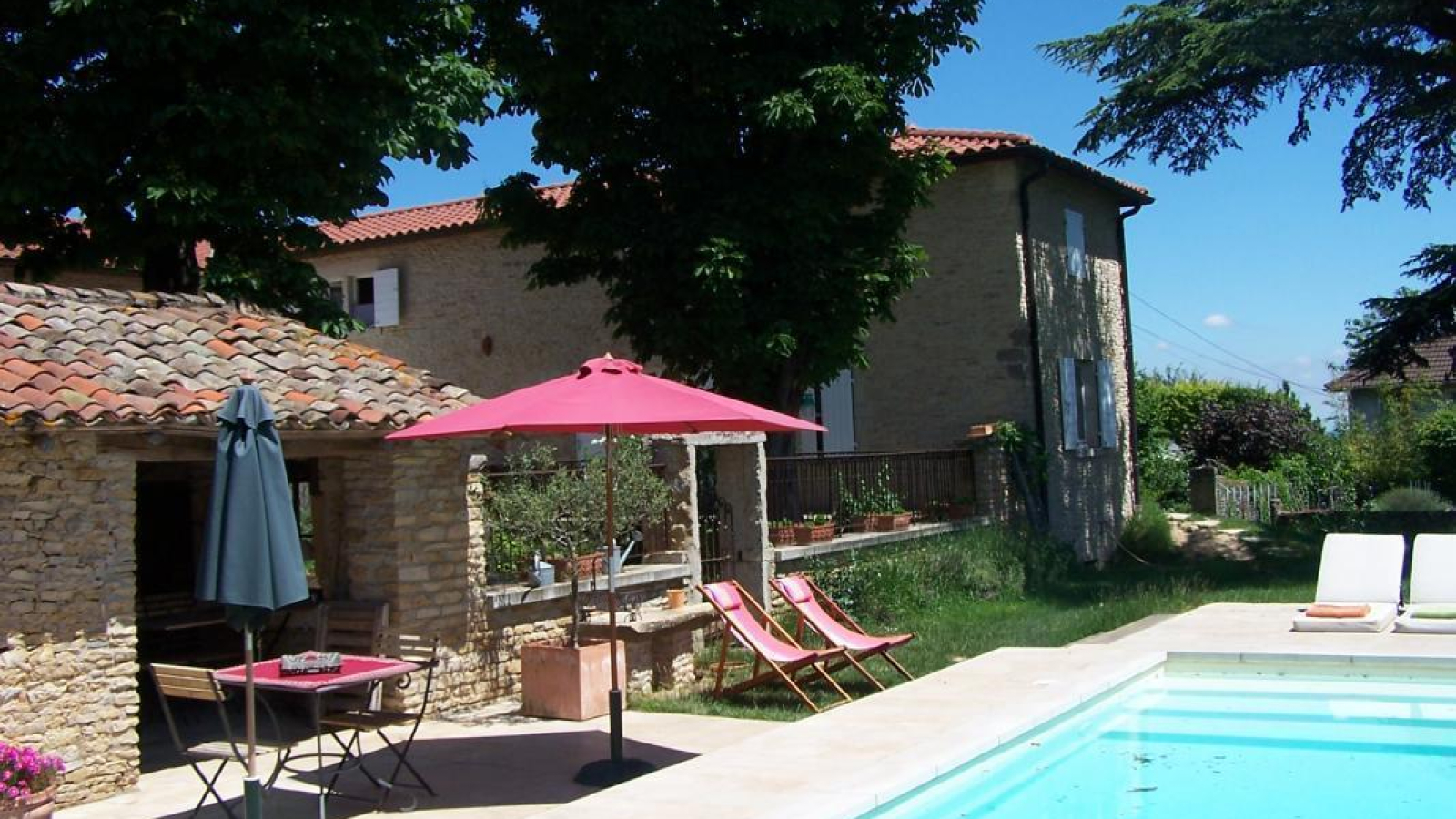 Chambres d'hôtes 'Le Clos de Pomeir' à Pommiers (Rhône, Beaujolais, proximité de Villefranche-sur-Saône) : farniente et vue panoramique au bord de la piscine.