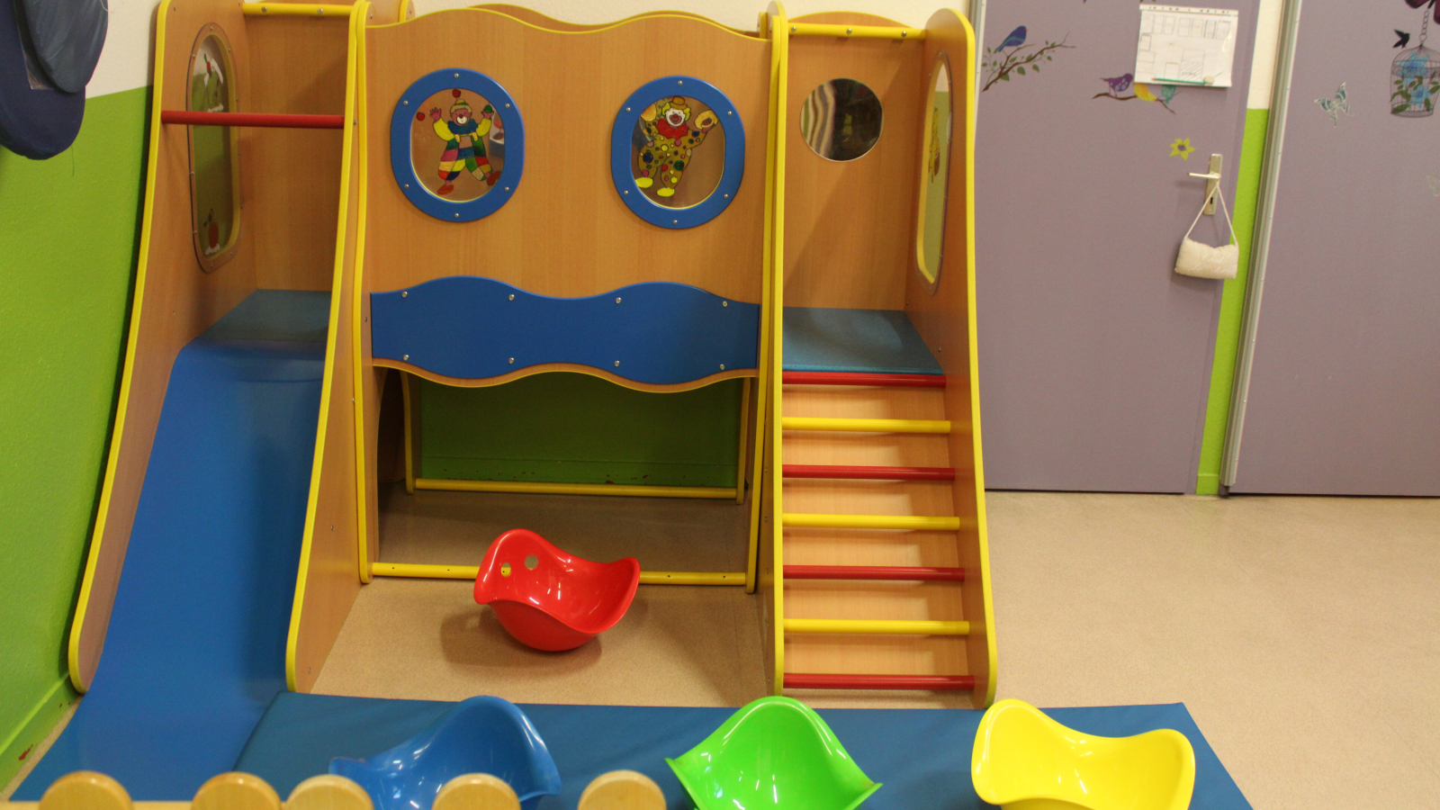 Structure de jeu avec petit escalier et tobogggan.