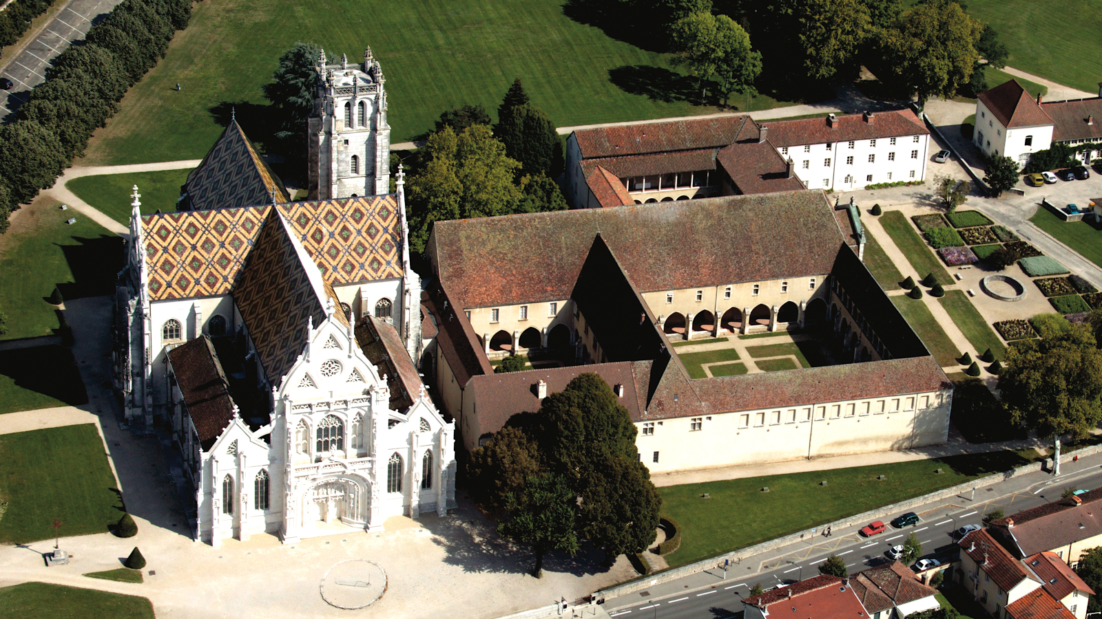 Vue aérienne du Monastère royal de Brou à Bourg-en-Bresse