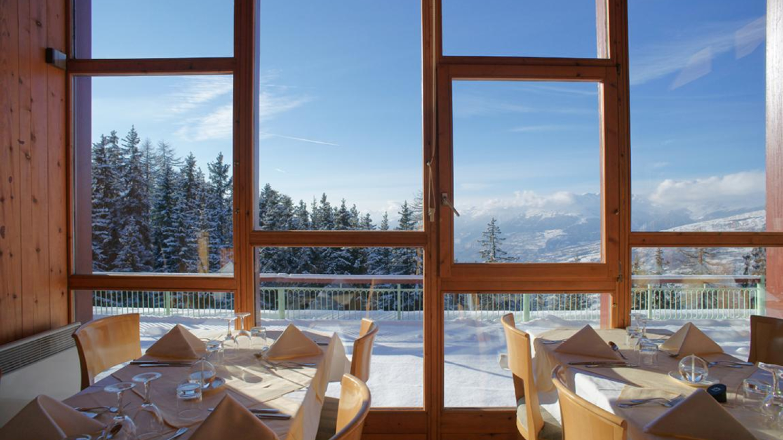 Restaurant et sa terrasse avec vue panoramique sur la vallée de la Tarentaise