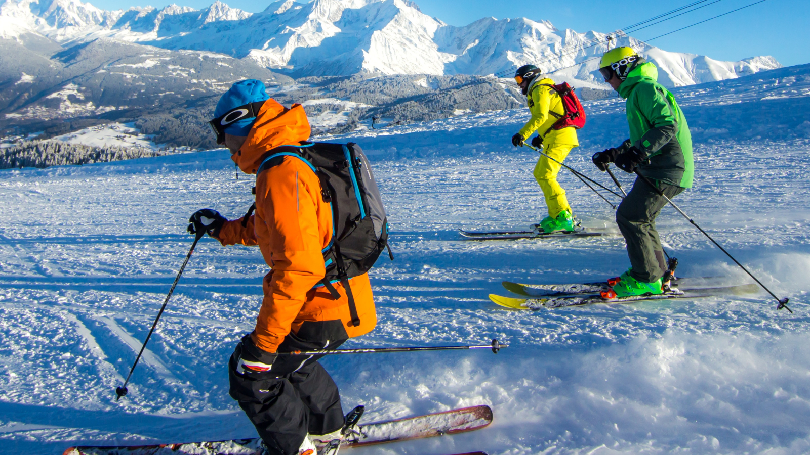 32 skieurs devant Mont-Blanc