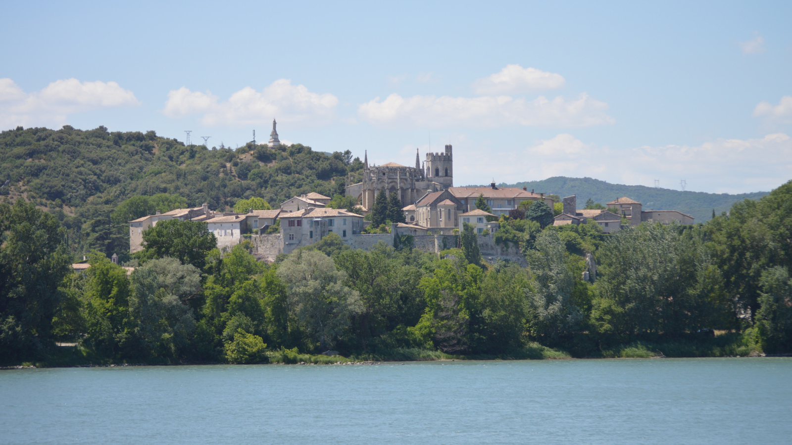 Ville épiscopale, bordée par le Rhône