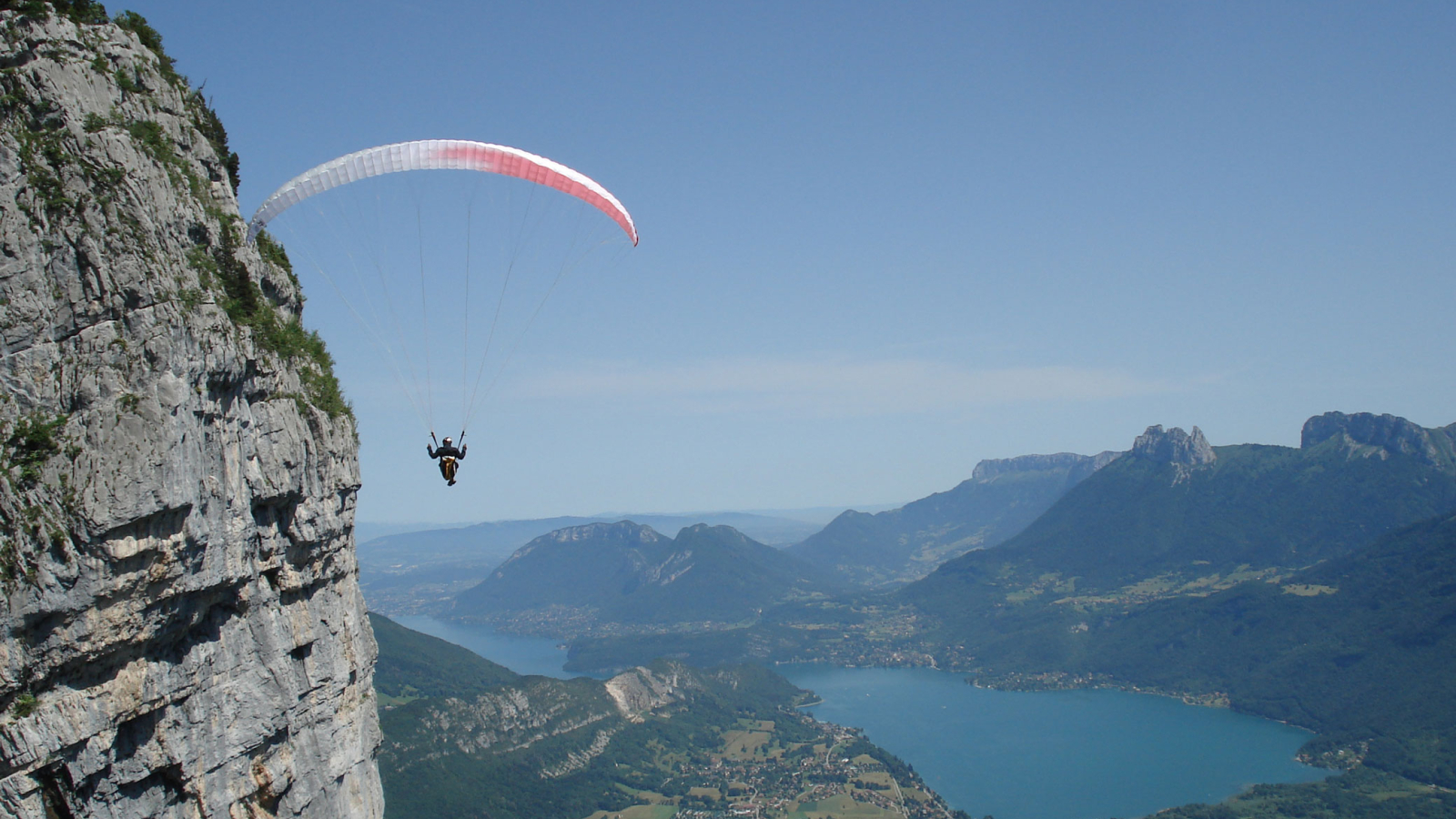 Vol en parapente au dessus du lac d'Annecy