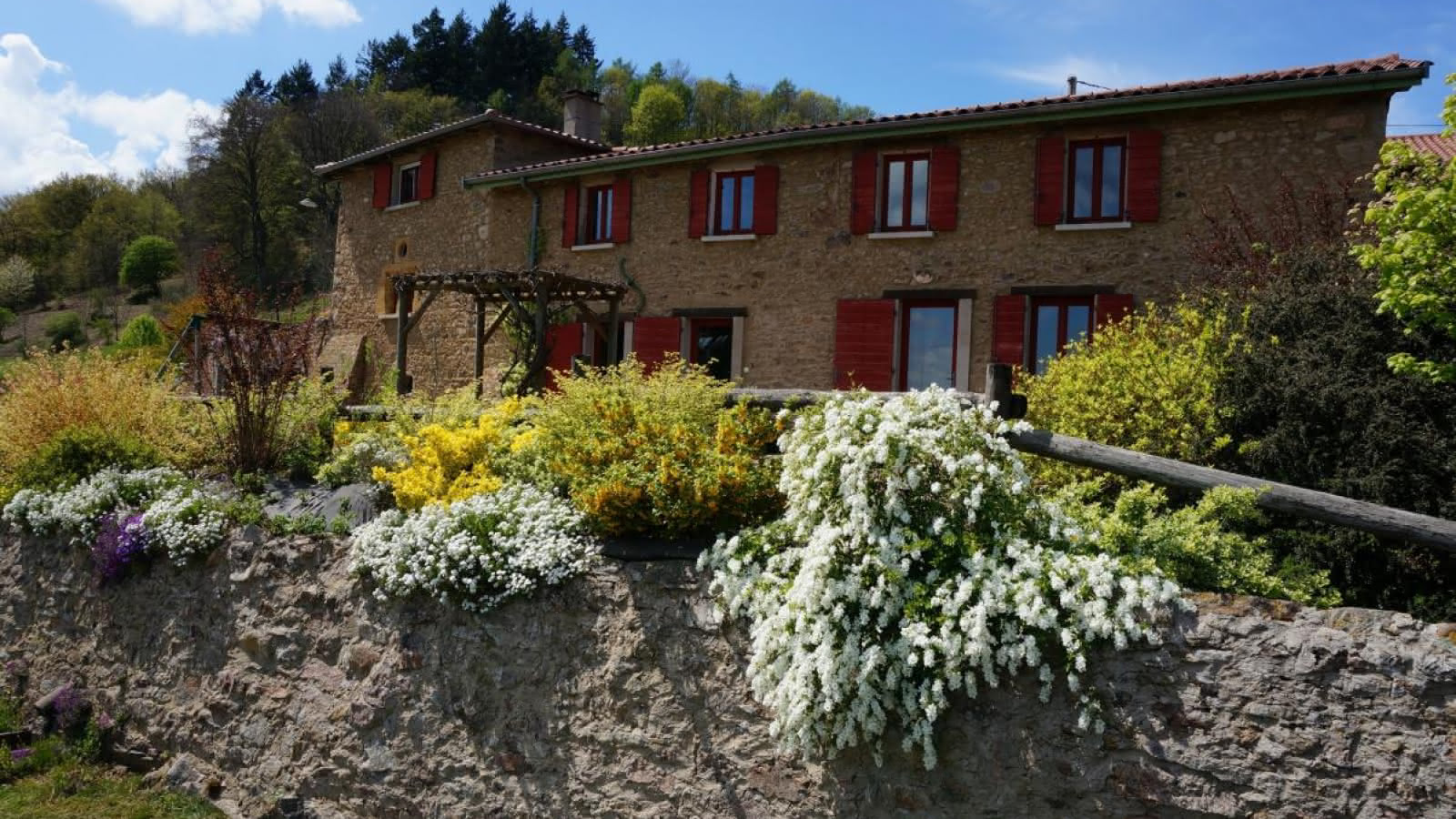 Chambres d'hôtes 'La Ferme du Thiollet' à MONTROMANT/YZERON dans le Rhône: les extérieurs fleuris.