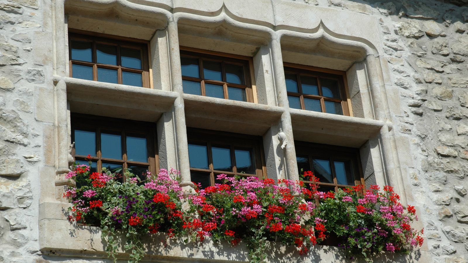 Fenêtre à Meneaux dans le quartier historique de Morestel - Balcons du Dauphiné