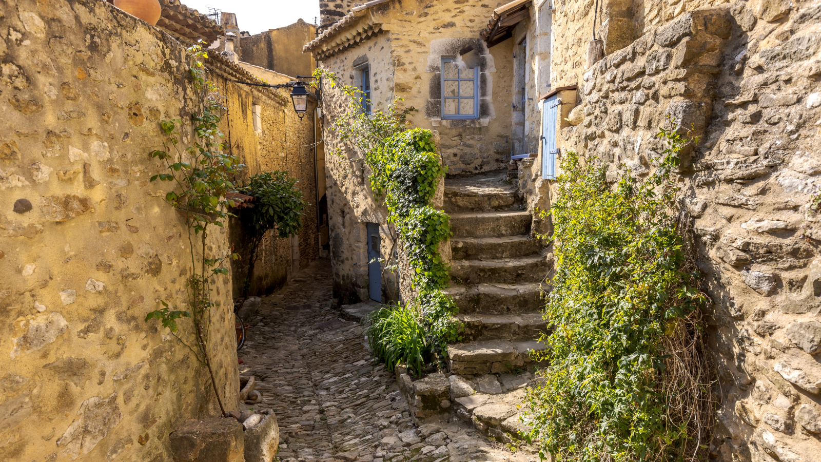 Aventurez vous dans les ruelles du village perché et pittoresque de Saint-Montan