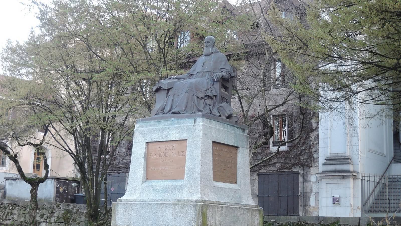 Annecy, place aux Bois, statue de François De Sales, 1914-1924, Alexandre Descatoire, sculpteur
