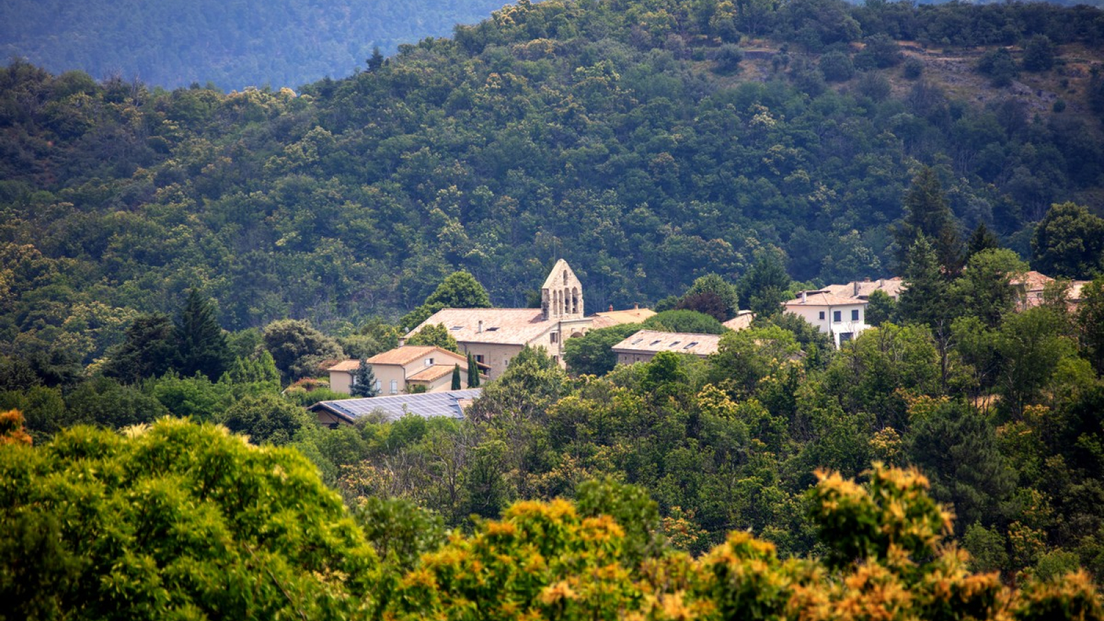Fabras - Le village vue sur l'église ©sourcesetvolcans