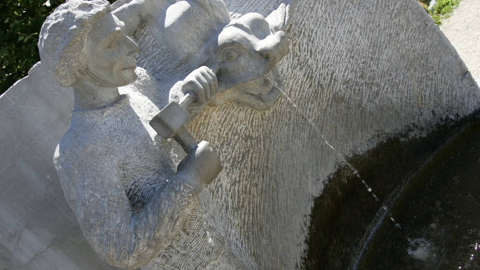 Fontaine du tailleur de pierre, place de l'office de  tourisme