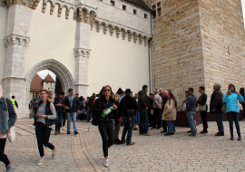 Photo de la file de visiteurs devant le château d'Annecy
