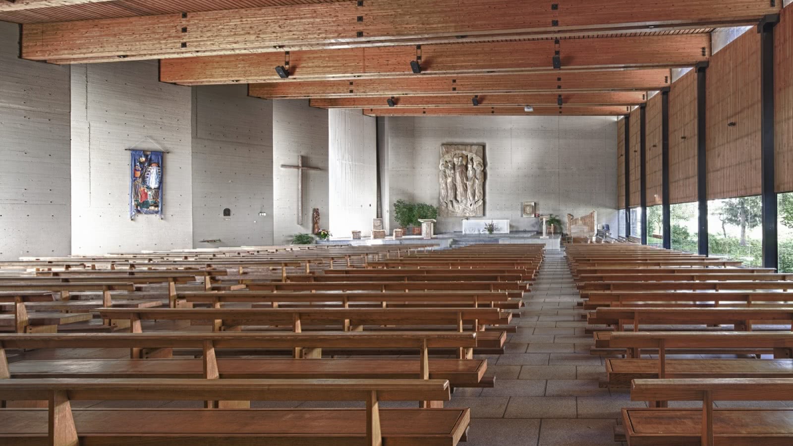 Vue intérieure de l'église Sainte-Bernadette d'Annecy