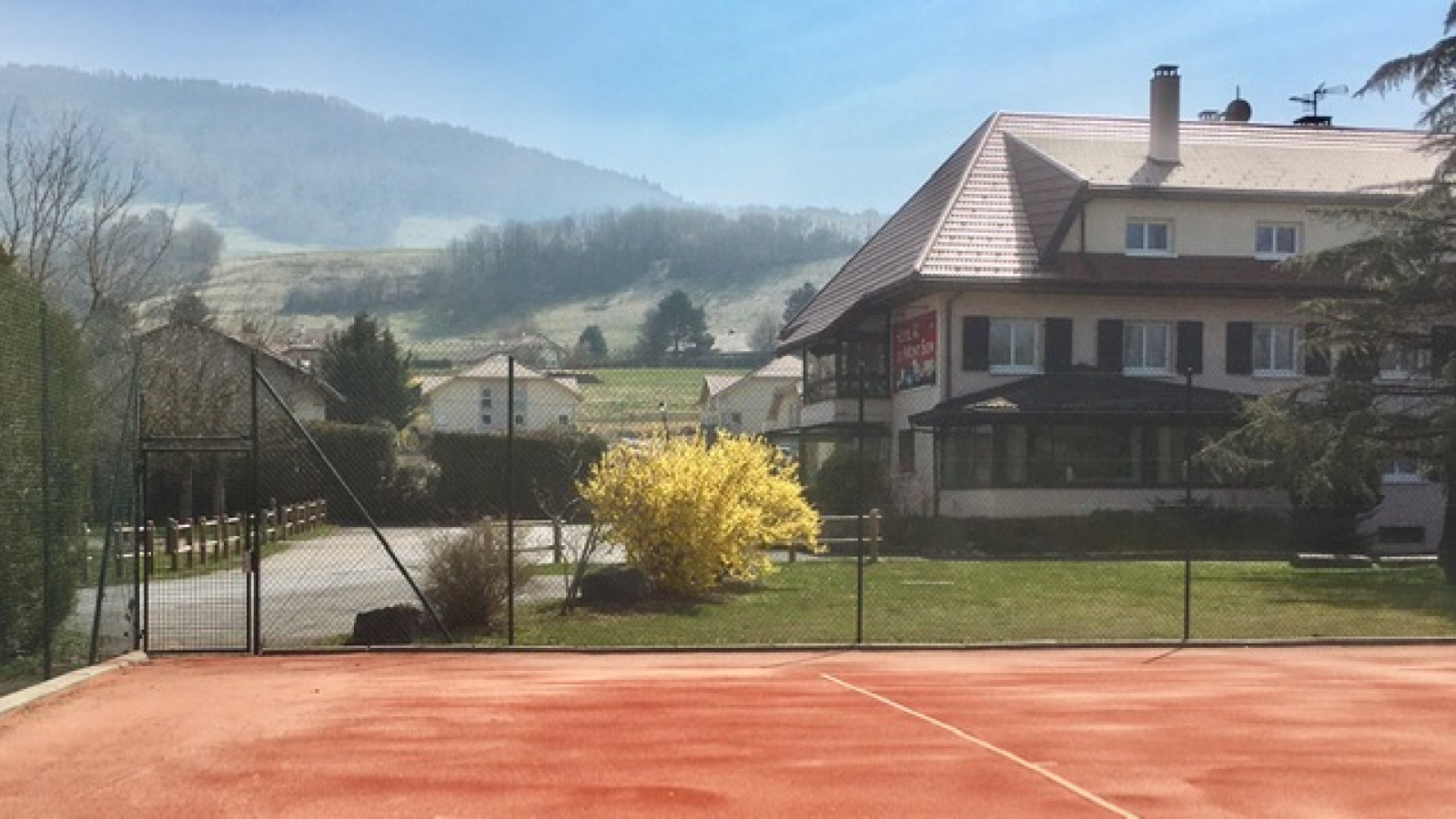 Hôtel et cours de tennis