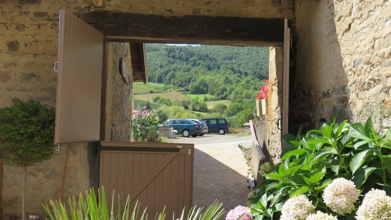 Grand Gîte 'Le Nid Beaujolais' à Quincié-en-Beaujolais dans le Rhône - Beaujolais : l'accès depuis le parking.