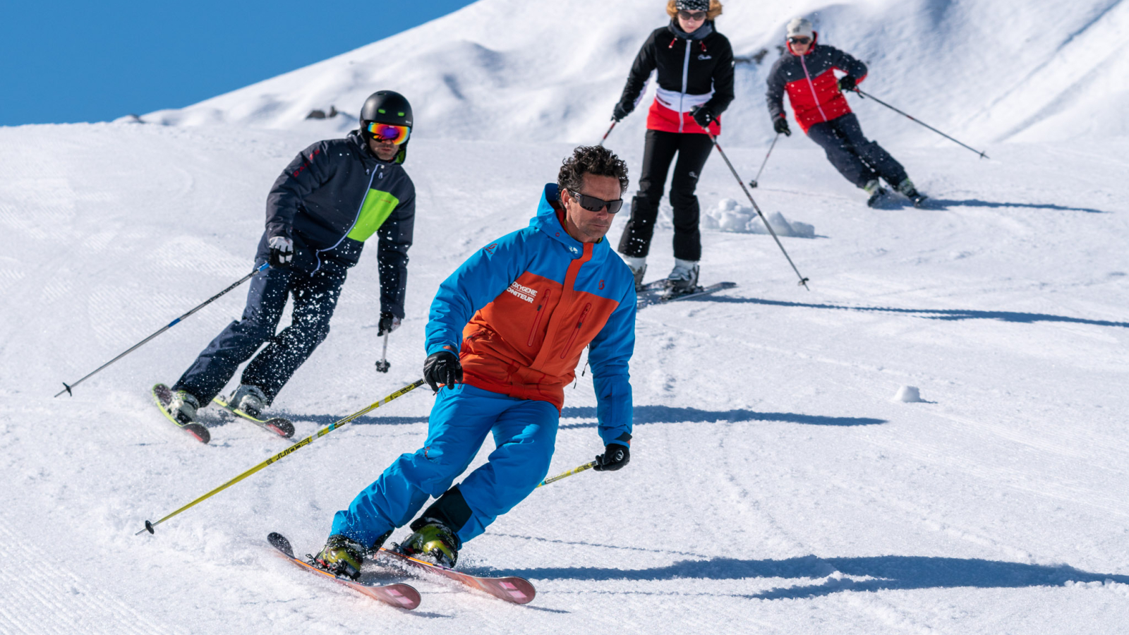 Groupe de bon skieurs avec un moniteur Oxygène