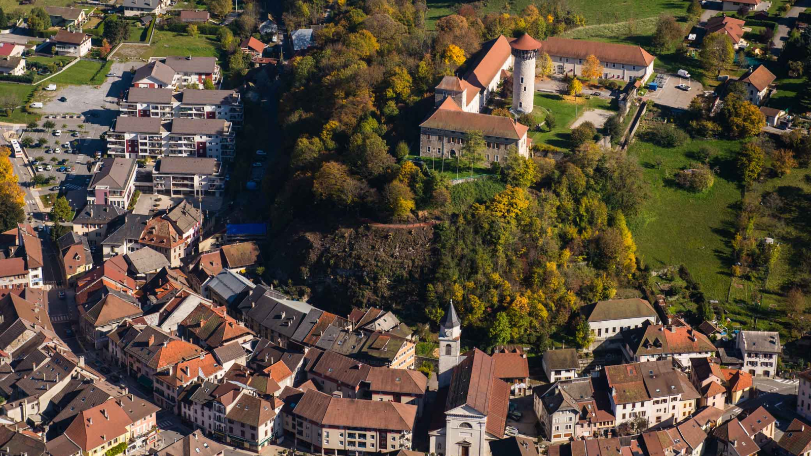 Vue aérienne du château de Faverges et du patrimoine urbain