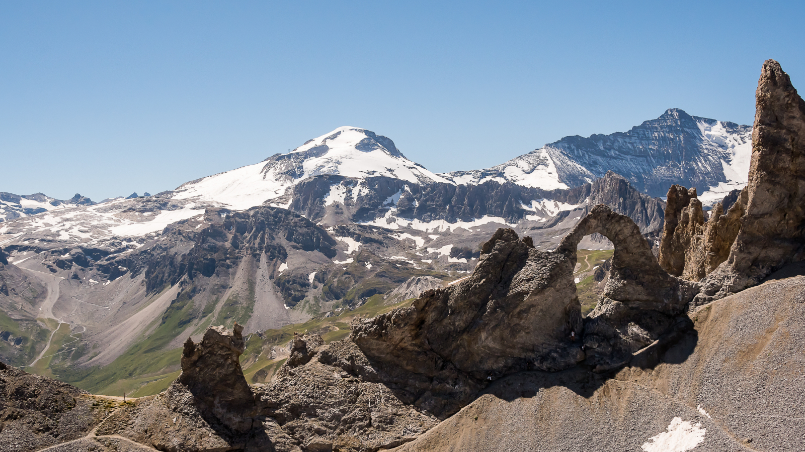 L'Aiguille Percée au premier plan, le glacier de la Grande Motte en arrière-plan