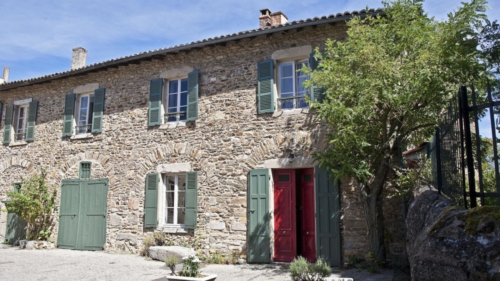 Chambres d'Hôtes 'Château de Riverie' dans le Lyonnais - Rhône : la maison et son entrée dans le petit village de Riverie.