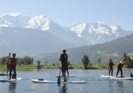 Personnes pratiquant du stand up paddle face au Mont Blanc