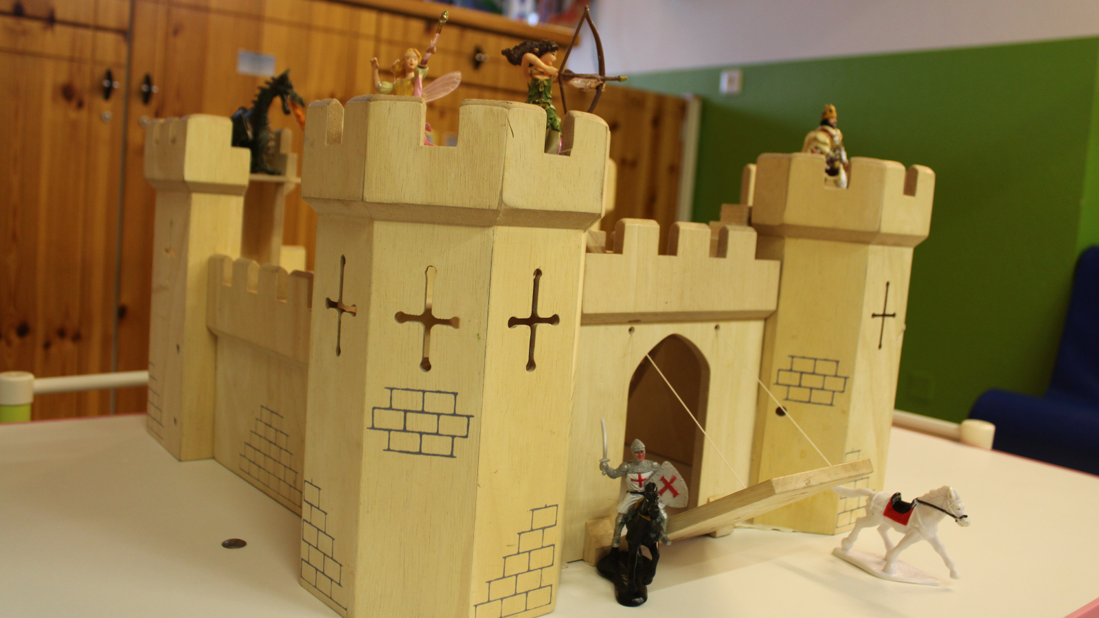 Construction chateau-fort avec des figurines de chevaliers, fées, chevaux.