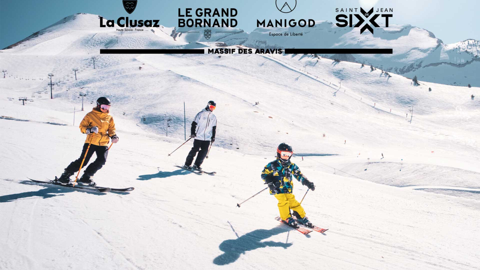 trois skieurs descendant le domaine alpin du Grand-Bornand, Aravis