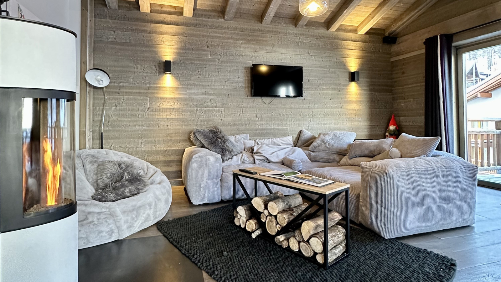 Open space salon chill avec cheminée - Victoria Lodge Friendly Hotel Val d'Isère