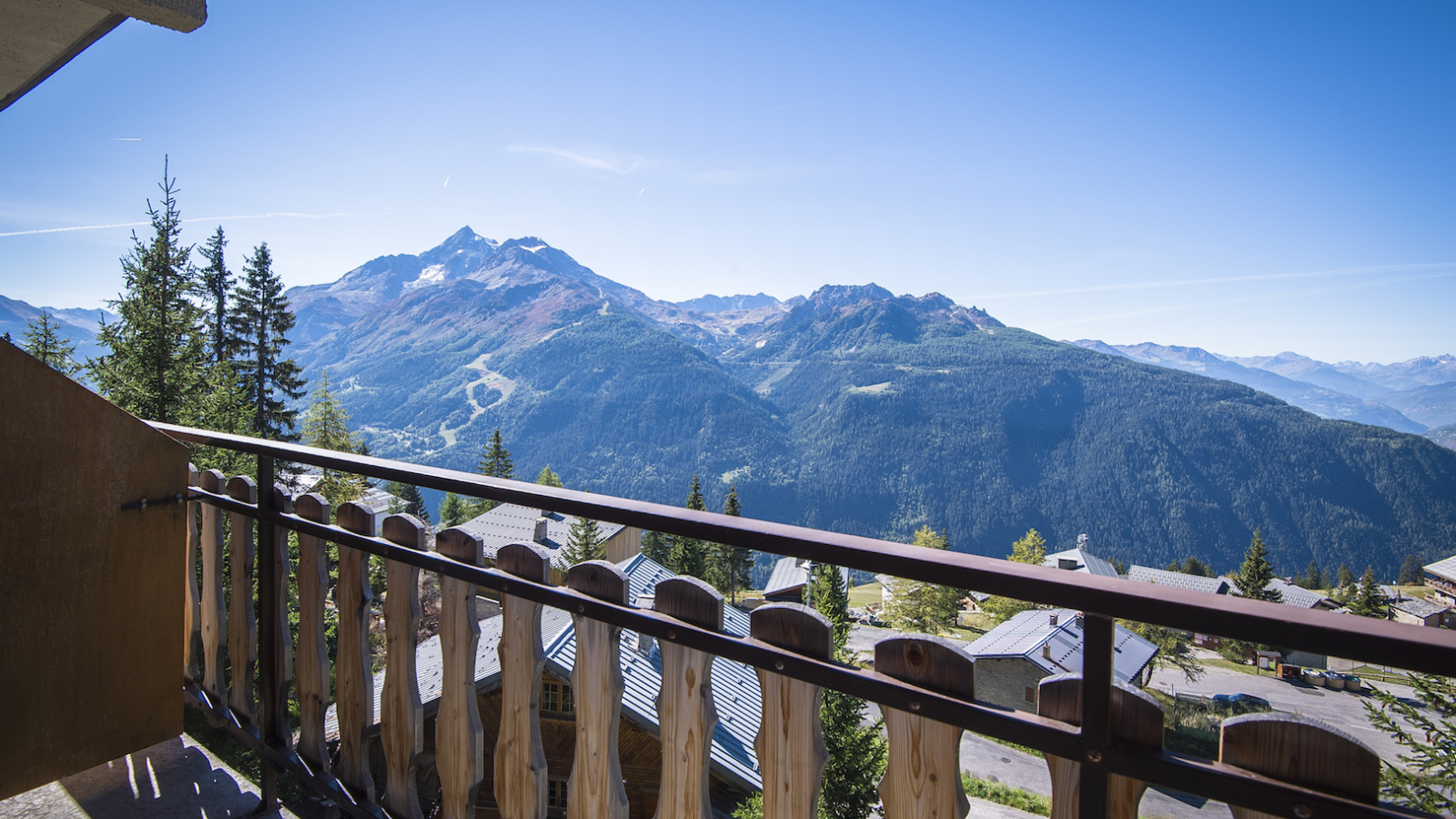 balcon plein sud sur les montagnes de la Savoie