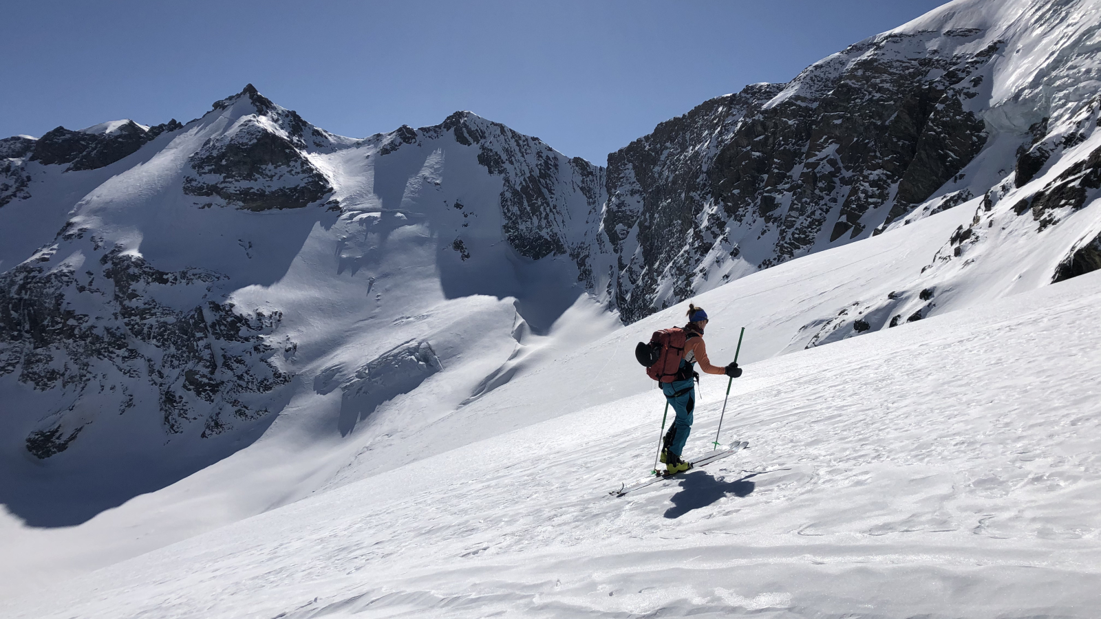 Femme en ski de randonnée avec le Bureau des Guides de Bessans
