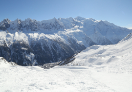 Piste de ski sur le domaine de Brévent vue Mont Blanc