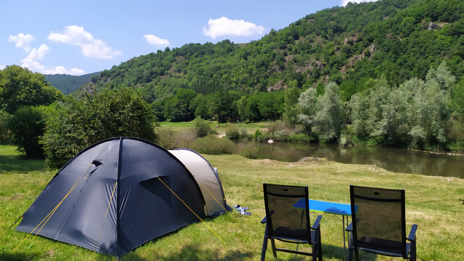 Emplacement de camping face àla Loire