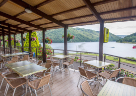 Magnifique vue du restaurant sur le lac des Fades