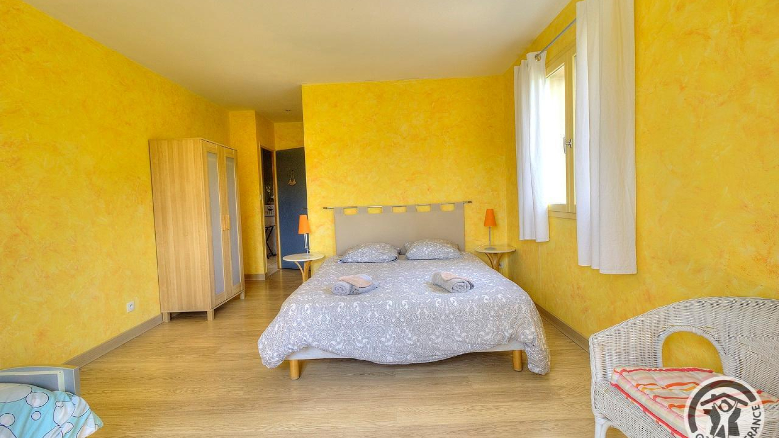 Chambres d'Hôtes chez le Vigneron 'Domaine Dumas' à TERNAND, dans le Beaujolais des Pierres Dorées - Rhône : la Chambre 'Orange' pour 3 personnes.