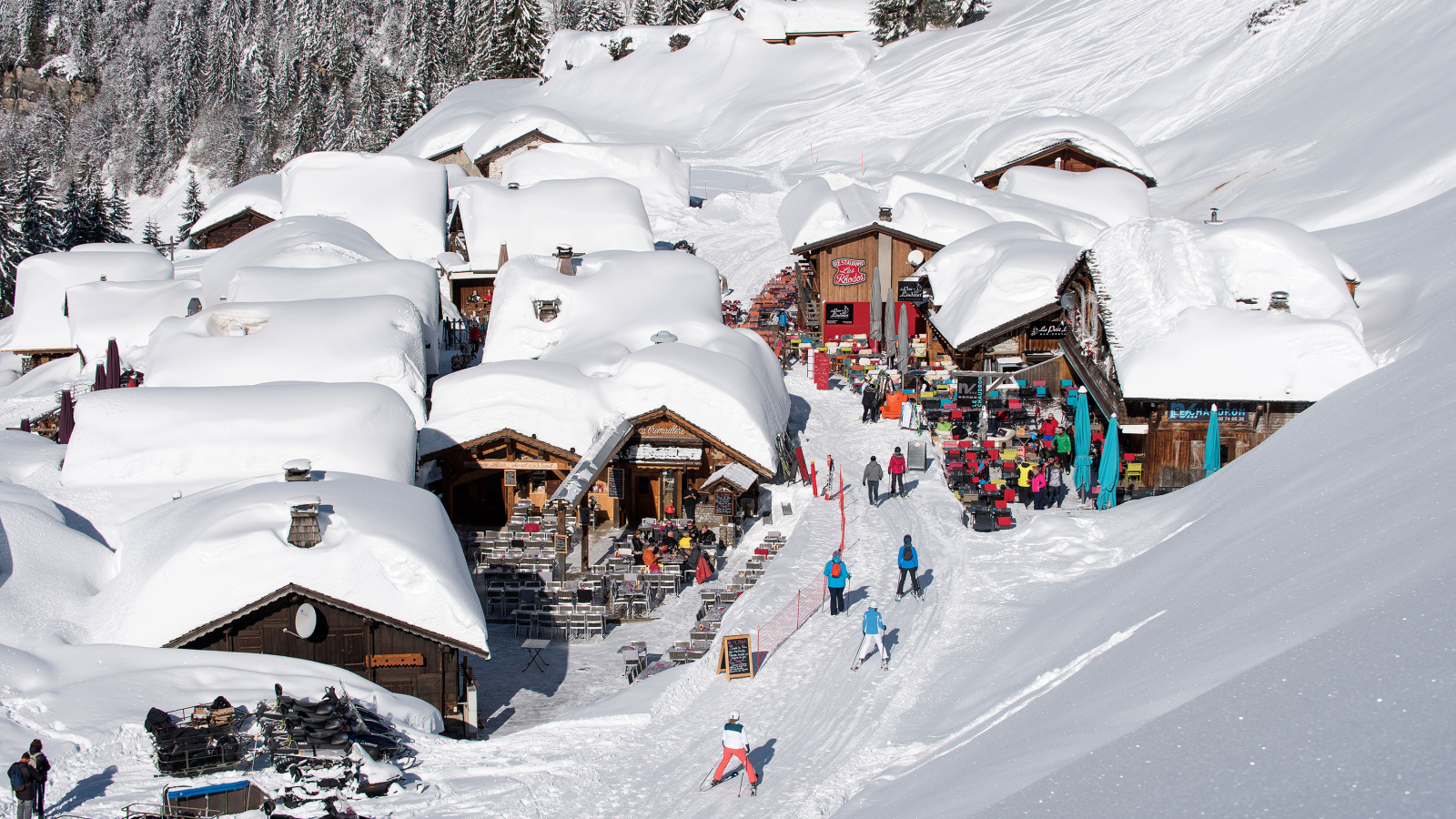 Traversée du village des Lindarets en ski