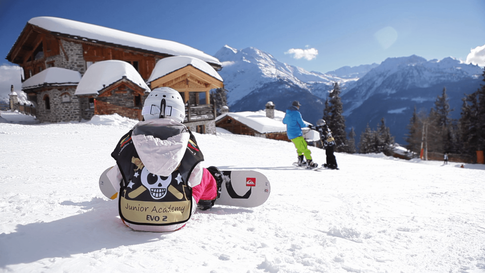Learn how to snowboard in La Rosière. The resort’s cross-border ski area boasts breath-taking views of the French and Italian peaks. Our instructors are on hand to help you improve your snowboarding skills.